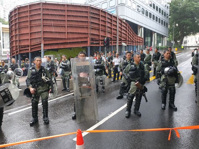 홍콩 경찰들이 미국 영사관 앞 길목을 막아서며 캐리람 행정장관의 관저로 향하는 시위대를 지켜보고 있다. 김광수 특파원