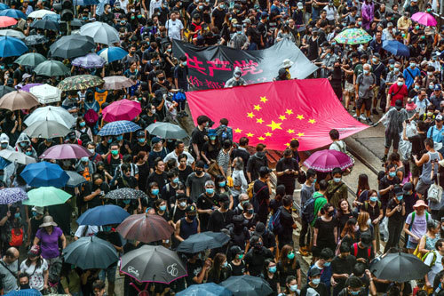 분노한 홍콩 시민들… ‘차이나치’ 등장 홍콩 시민들이 지난달 31일 경찰의 불허 결정에도 중국 오성홍기를 나치의 상징인 스와스티카 문양으로 변형한 대형 천 등을 들고 ‘범죄인 인도법’(송환법) 반대 시위를 벌이고 있다. 홍콩=AFP연합뉴스