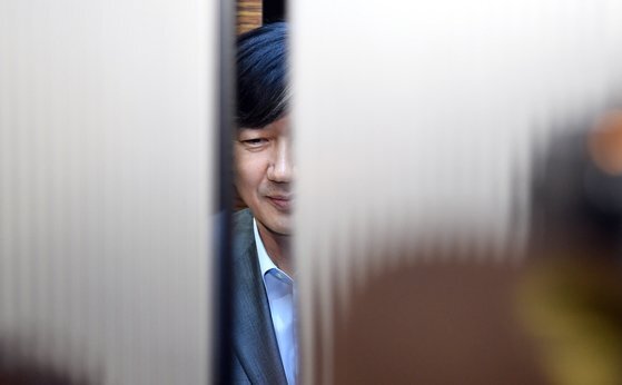엘리베이터 문이 닫히자 옅은 미소를 짓고 있는 조국 법무부 장관 후보자. [연합뉴스]