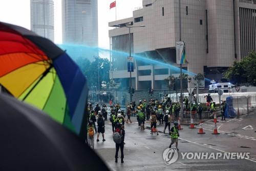 시위대를 향해 파란색 염료가 들어간 물대포를 쏘는 홍콩 경찰 [EPA=연합뉴스]
