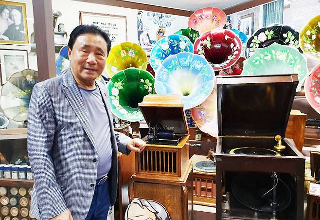 참소리축음기박물관에서 만난 손성목 관장은 "에디슨이 1877년 만든 세계 최초의 축음기 '틴 포일' 6개 중 5개를 우리 박물관이 갖고 있다"며 "미국인들이 '이게 왜 여기 있느냐'며 깜짝 놀란다"고 웃었다. /조유미 기자