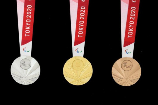 2020년 도쿄하계패럴림픽에서 선수들에게 수여하는 메달이 전범기를 연상케 한다. (사진= 도쿄패럴림픽 조직위원회 캡처)