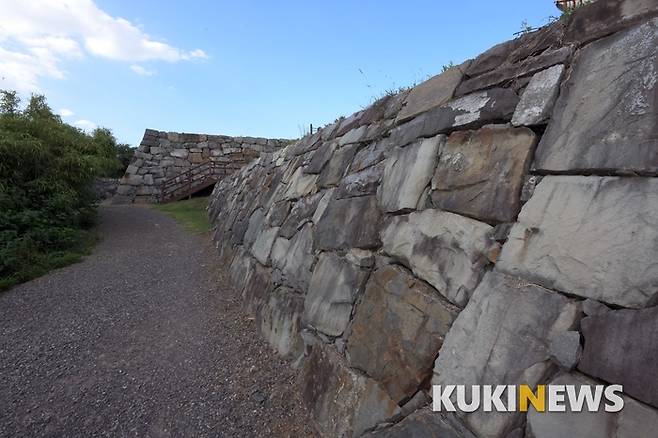 정유재란 당시 선진리왜성은 2중으로 해자가 둘러쳐져 있고 목책이 있었다고 전해진다.