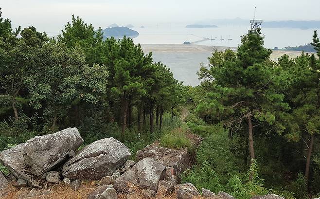 웅천왜성은 그 동안 증개축이 없어 인접한 안골포,가덕도,거제도에 있는 왜성과 함께 16세기 왜성 연구에 좋은 자료가 되고 있다.
