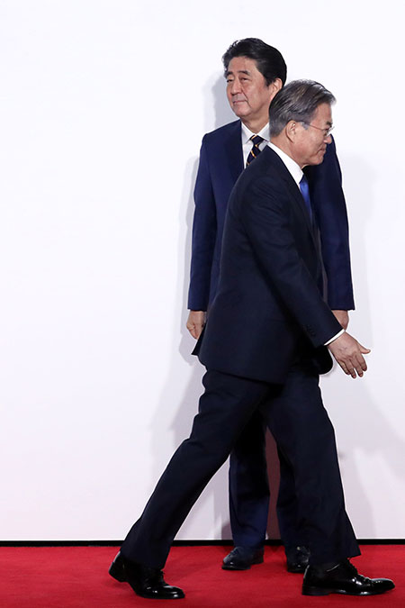 ⓒAP Photo 문재인 대통령이 6월28일 오사카 G20 정상회의에서 아베 신조 총리와 악수한 뒤 이동하고 있다.