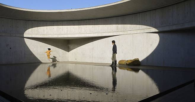 ⓒ영화사 진진 제공이타미 준이 제주 서귀포시 안덕면 상천리 일대의 물, 바람, 돌을 테마로 삼아 건축한 수풍석 박물관 중 ‘수 박물관’ 내부.