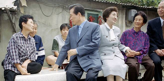 ⓒ연합뉴스김대중 대통령과 부인 이희호 여사가 2000년 9월 서울 홍제동 개미마을을 방문해 대화를 나누고 있다.
