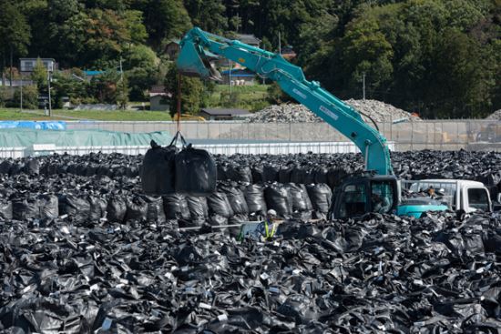 후쿠시마 곳곳에 쌓인 방사능 오염토 더미. 그린피스 캡처
