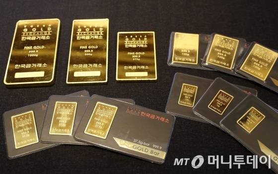 최근 6년동안 최고가를 경신하며 금값이 상승세를 타는 가운데 3일 오후 서울 강남구 청담동 한국금거래소 강남본점에서 골드바를 선보이고 있다. / 사진=임성균 기자 tjdrbs23@