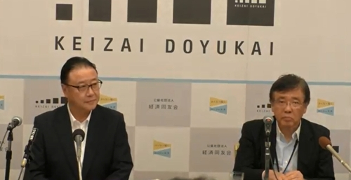 사쿠라다 겐고 일본 경제동우회 대표간사(왼쪽)가 3일 기자회견을 열고 있다. [경제동우회 홈페이지 영상 캡처]
