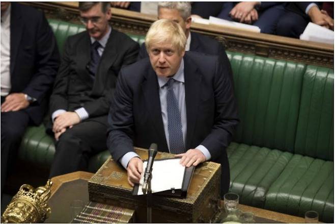 보리스 존슨 영국 총리가 4일 의회에서 영국이 유럽연합과의 새로운 관계 합의 없이 탈퇴하는 ‘노딜 브렉시트’를 불허하는 유럽연합법안에 대해 반대 토론을 하고 있다. AFP 연합뉴스