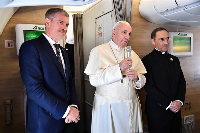 프란치스코 교황이 4일 모잠비크로 향하는 비행기안에서 기자들과 만나고 있다. AP