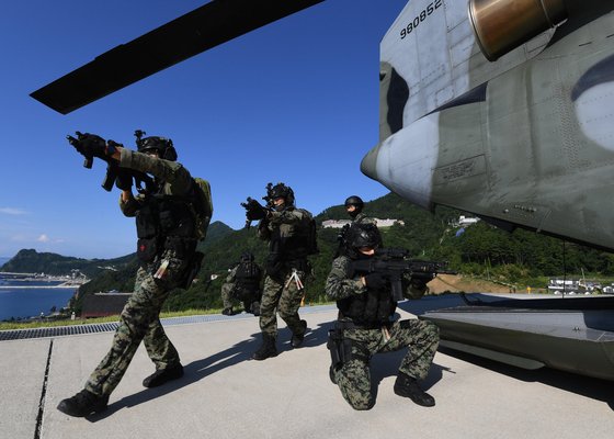 지난달 25일 독도를 포함한 동해에서 열린 영토수호훈련에서 육군 특전사 대원들이 시누크(CH-47) 헬기에서 내려 울릉도에 투입되고 있다. [사진 해군]