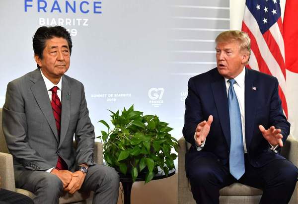 도널드 트럼프 미국 대통령(오른쪽)과 아베 신조 일본 총리가 지난달 25일 오후 주요 7개국(G7) 정상회의 장소인 프랑스 비아리츠에서 정상회담을 하고 있다. 당시 트럼프 대통령은 “중국이 사지 않은 옥수수를 일본이 대신 사기로 했다”고 자랑했다. 비아리츠/AFP 연합뉴스