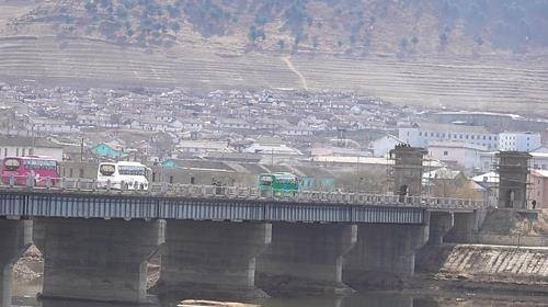 북한 땅으로 들어가는 관광버스 (지안=연합뉴스) 차병섭 특파원 = 8일 정식 개통한 중국 지린성 지안(集安)과 북한 만포 간 국경 다리. 관광객 등을 태운 버스가 정식 개통 후 처음으로 중국에서 북한으로 향하고 있다. bscha@yna.co.kr. 2019.04.08. (끝)