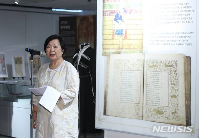 【서울=뉴시스】조수정 기자 = 서혜란 신임 국립중앙도서관장이 9일 오전 서울 반포동 국립중앙도서관에서 열린 '호랑이 가죽을 두른 용사-한권의 책으로 유럽과 아시아를 잇다' 전시 개막식에서 인사말 하고 있다. 2019.09.09. chocrystal@newsis.com