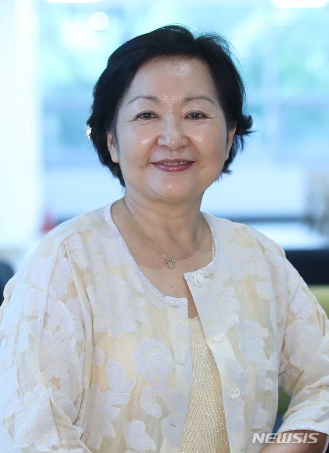 【서울=뉴시스】조수정 기자 = 서혜란 신임 국립중앙도서관장이 9일 오전 서울 반포동 국립중앙도서관에서 열린 '호랑이 가죽을 두른 용사-한권의 책으로 유럽과 아시아를 잇다' 전시 개막식에서 인사하고 있다. 2019.09.09. chocrystal@newsis.com