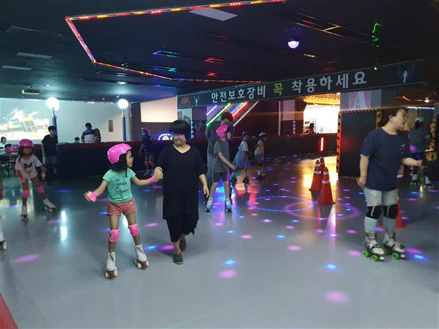 지난 1일 경기 남양주의 한 롤러장에서 함께 롤러스케이트를 타고 있는 부모와 자녀들의 모습.고혜지 기자 hjko@seoul.co.kr