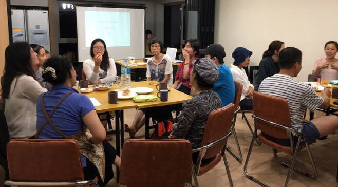 서울 서대문구 마을언덕홍은둥지에 주민들이 모여 명절 속 ‘며느라기’에 대해 이야기를 나누고 있다.  풀뿌리여성주의단체 ‘너머서’ 제공