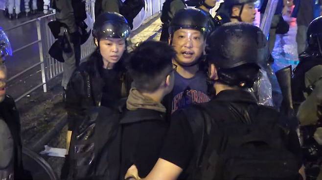 시위 현장서 경찰에 체포된 12살 소년