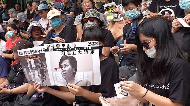 집회에 참석한 홍콩 청년들이 5대 요구를 수용하라는 피켓을 들고 있다.