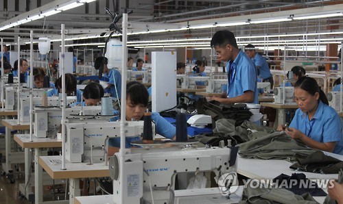 베트남 진출 한국 의류업체 근로자들 [연합뉴스 자료 사진]