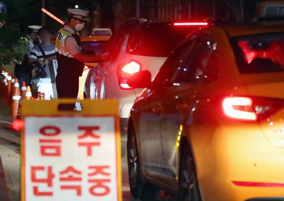 지난 6월 25일 새벽 서울 마포구 합정역 인근에서 경찰이 음주운전 단속을 하고 있다. [뉴스1]