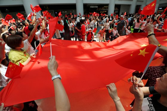 친중시위대가 13일 홍콩의 한 쇼핑몰에 오성홍기를 들고 모여있다. [로이터=연합뉴스]