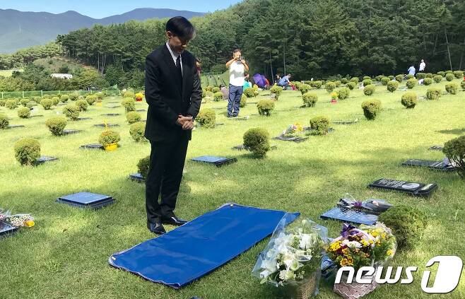조국 법무부장관이 14일 부산추모공원에 있는 故 김홍영 전 검사 묘소를 찾아 참배하고 있다.2019.09.14/ © 뉴스1 박세진 기자