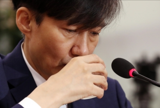 조국 법무부 장관이 후보자 신분이던 지난 6일 서울 여의도 국회에서 열린 인사청문회에서 물을 마시고 있다. 뉴시스