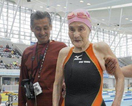 지난 2015년 일본 마스터스 수영선수권대회 1,500 에 출전했을 당시의 나가오카 미에코 할머니(오른쪽ㆍ올해 105세)의 모습. 교도 연합뉴스 자료사진