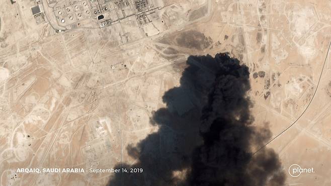 예멘 반군의 드론 공격을 받은 사우디아라비아 아라모의 최대 석유 탈황·정제 시설인 아브카이크 단지에서 14일(현지시간) 검은 연기가 피어오르고 있다. 위성 사진에서도 검은 연기가 보일 정도로 화재 규모가 상당했던 것으로 추정된다. [로이터=연합뉴스]