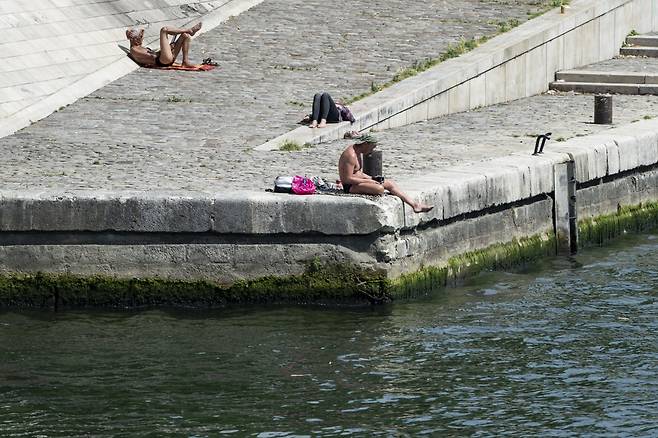 지난 6월25일(현지시간) 프랑스 파리의 센느강 근처에서 시민들이 수영을 하며 더위를 식히고 있다. /사진=AFP