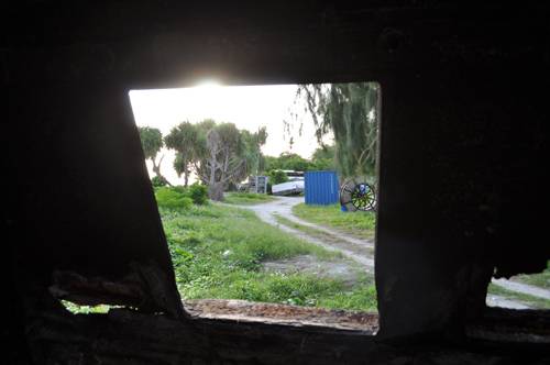 해안포 포대 잔해에서 바라본 베티오섬 해안가 모습.