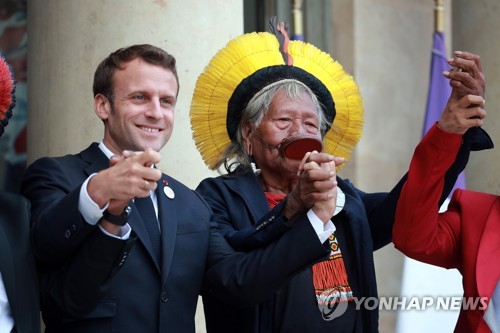 지난 5월 프랑스 파리에서 에마뉘엘 마크롱 대통령과 만난 라오니 족장 [EPA=연합뉴스 자료사진]