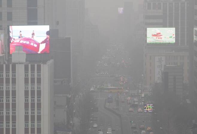 2015년 전세계적으로 미세먼지 등 대기오염으로 880만명이 조기에 숨졌다는 연구결과가 나왔다. 서울과 경기, 충청 등 전국 곳곳에 초미세먼지 주의보가 발령된 날 서울 세종로사거리 일대이다.  연합뉴스 제공
