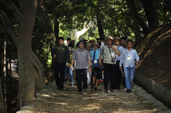 문재인 대통령이 30일 경남 거제시에 위치한 ‘저도’를 방문해 옛 거주민 및 일반 시민들과 산책하고 있다. 청와대사진기자단