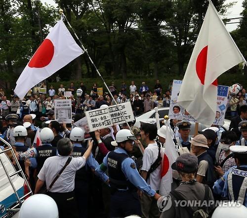 헤이트 스피치 집회와 이를 반대하는 집회가 도쿄 도심에서 충돌했다. 연합뉴스