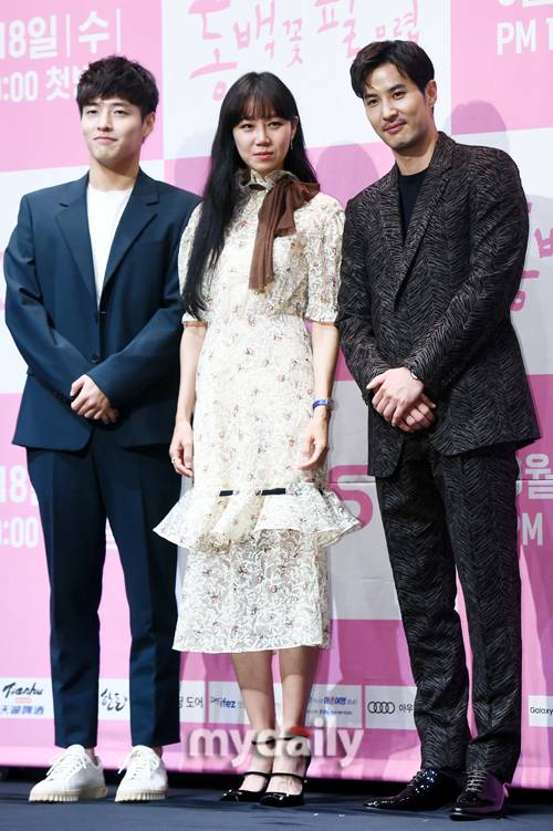 ▲ 강하늘 '돋보이는 하얀 피부'