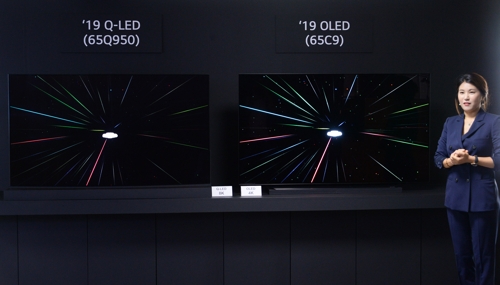 LG전자 디스플레이 설명회 (서울=연합뉴스) 17일 서울 여의도 LG트윈타워에서 LG전자 관계자가 삼성 QLED 8K TV와 LG OLED 4K TV를 나란히 세워놓고 화질을 비교하고 있다. 2019.9.17 [LG전자 제공]