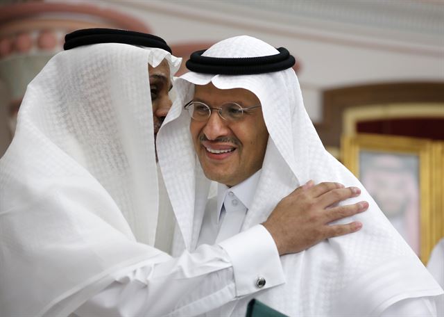 압둘아지즈 빈 살만 사우디아라비아 에너지장관(오른쪽)이 17일(현지시간) 제다에서 기자회견을 마친 뒤 한 관계자로부터 인사를 받고 있다. 제다=AP 연합뉴스