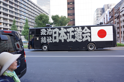 일본 도쿄의 국회 인근을 배회하며 선전방송하는 우익 차량의 모습.