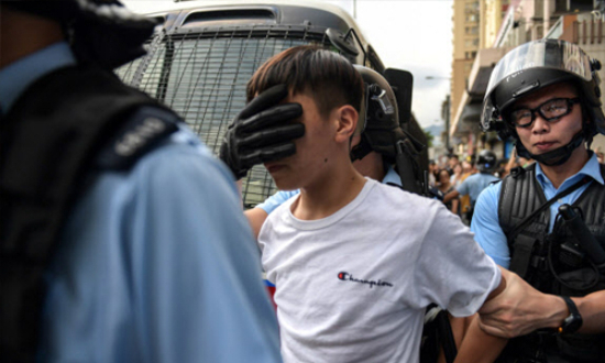 지난 14일 홍콩 카오룽베이 지역 아모이 플라자에서 반중 시위대와 친중 시위대 간의 충돌이 발생한 직후 경찰이 출동해 한 청년을 연행하고 있다.