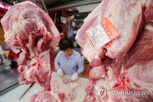 마장동 축산시장에서 돼지고기 손질하는 상인 [연합뉴스 자료사진]