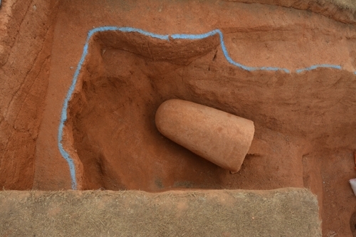 소왕릉 봉토 안에서 파묻힌 채 발견된 석주형 묘표석. 길쭉한 사다리꼴의 골무 모양을 하고 있다.