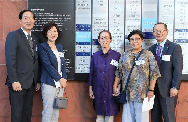 김모임 전 보건복지부 장관이 18일 서울 세브란스 명예의 전당에 붙여진 자신의 이름 앞에서 기념촬영을 하고 있다. 왼쪽부터 윤도흠 연세의료원장, 이태화 연세대 간호대학장, 김모임 전 보건복지부 장관, 김의숙 연세대 명예교수, 장양수 연세대 의과대학장. 연세의료원 제공