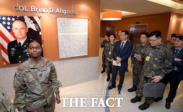 병원 내부 안내하는 미8군 65의무 여단 및 병원 관계자들