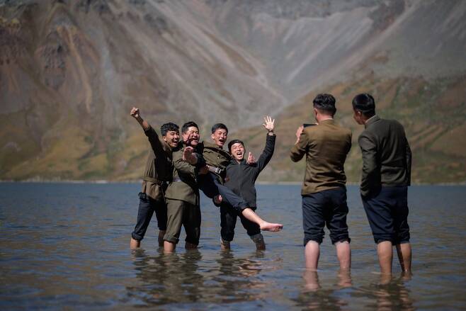 북한 학생들이 지난 11일 백두산 천지에서 기념촬영을 하고 있다. [AFP=연합뉴스]