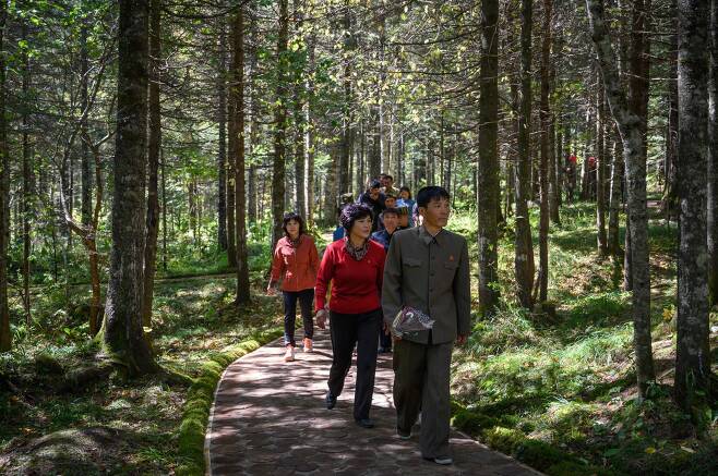 지난 12일 북한 주민들이 삼지연의 김일성 주석의 비밀 캠프를 방문하기 위해 걸어가고 있다. [AFP=연합뉴스]