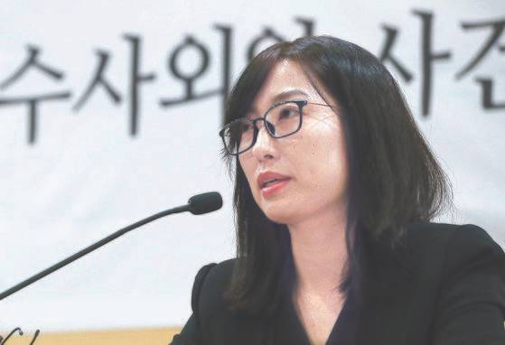 안미현 검사가 지난해 5월 15일 서울 서초동 변호사 교육문화관에서 강원랜드 수사외압 사건 수사에 관한 기자회견을 하고 있다. [중앙포토]
